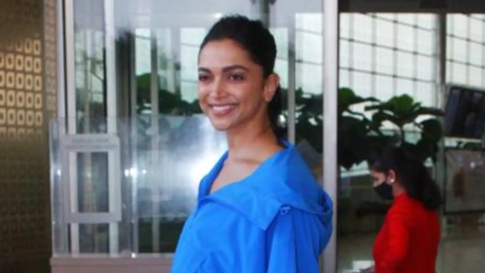 Deepika Padukone Trolled For Not Wearing A Mask, Not Carrying Her Bag At The Airport